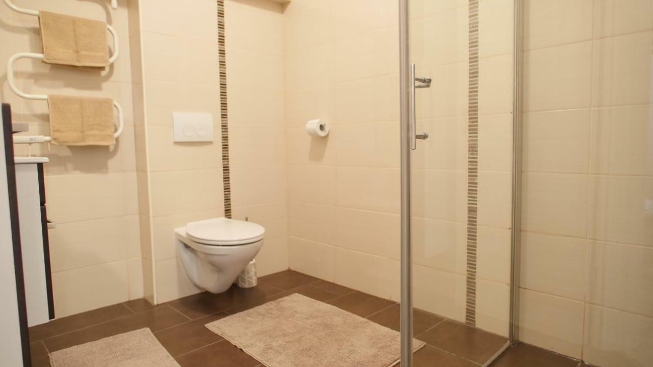 Spacious Apartment With Private Parking Pula Exterior photo