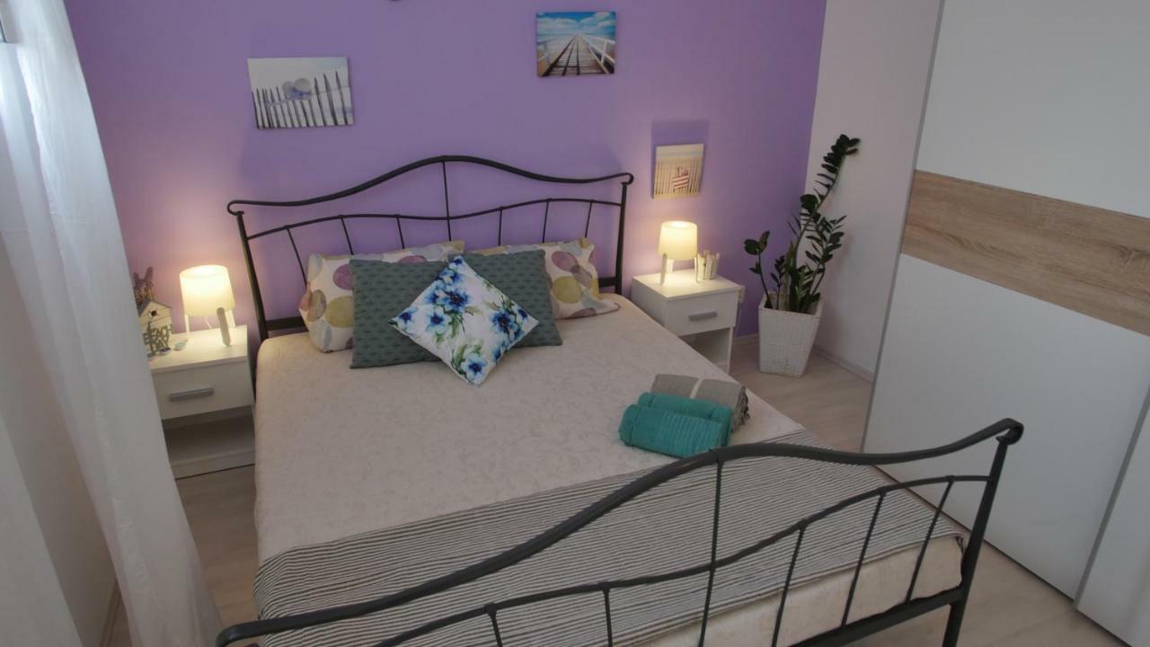 Spacious Apartment With Private Parking Pula Exterior photo