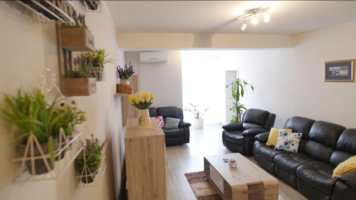 Spacious Apartment With Private Parking Pula Exterior photo